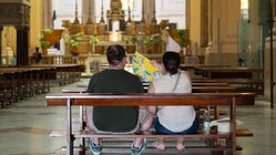 Tourist's church clothing hack leaves travelers sharply divided over sacred-site etiquette Accountant Find